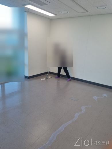 신축 건물 바닥 잔여물 제거