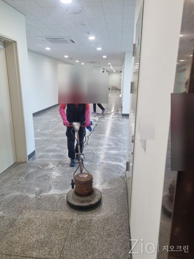 복도 바닥 기계 세척