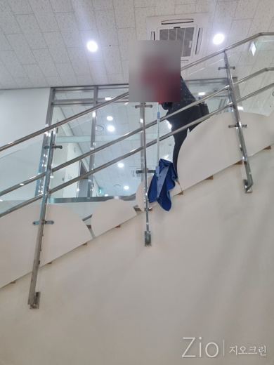 계단 난간 유리 닦기