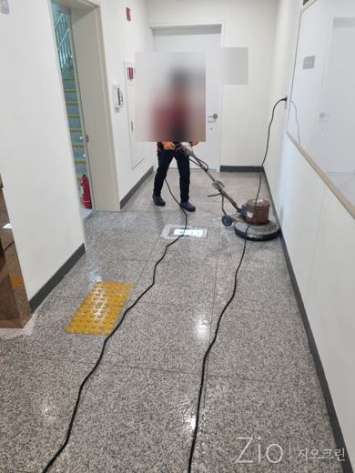 복도 바닥 기계 세척