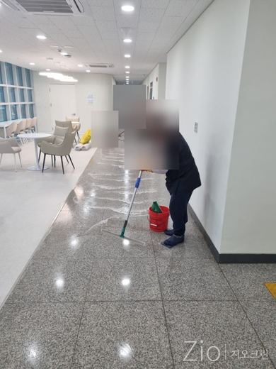 라운지 바닥 청소
