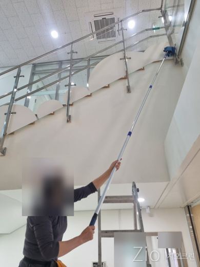 높은 곳 난간 먼지 제거
