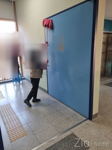 대형 문 상단 먼지 제거