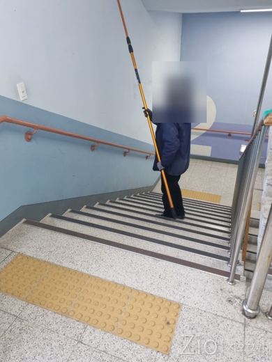 계단 벽면 장대 청소