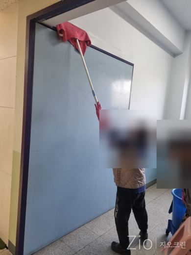 문틀 상단 먼지 제거
