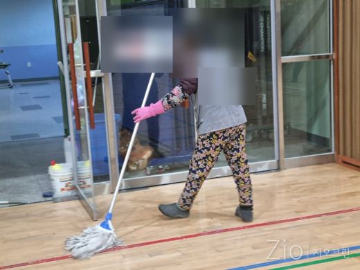 체육관 마루 물걸레 청소