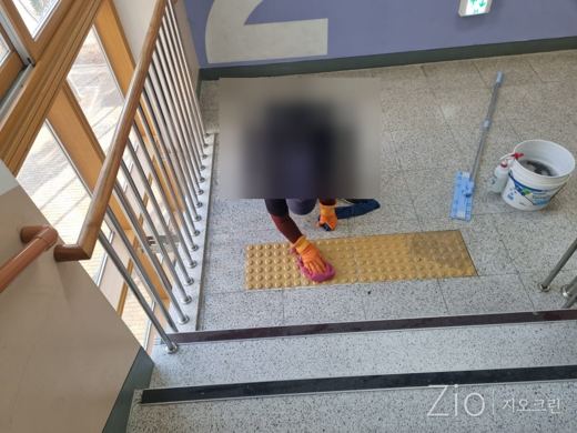 계단 점자블록 청소