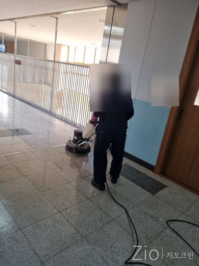 복도 바닥 기계 세척