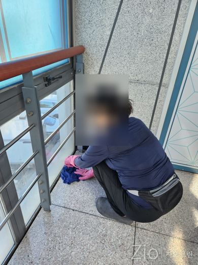 난간 하부 걸레질