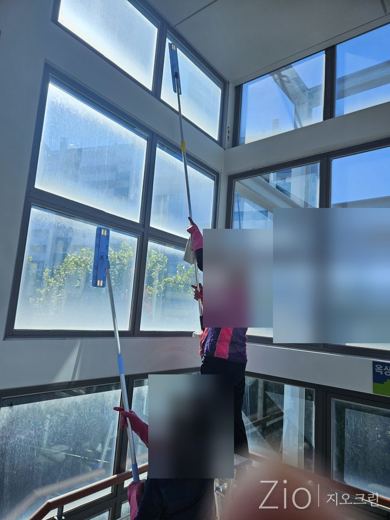 높은 창 장대 청소