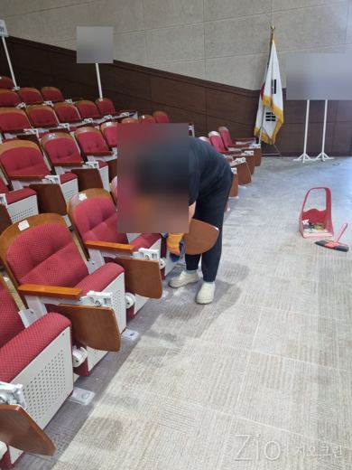 객석 의자 닦기