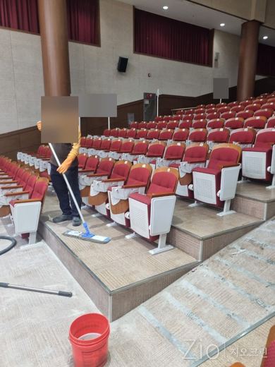 객석 계단 청소