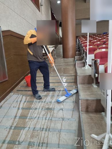 객석 통로 물걸레