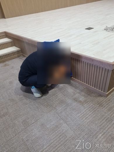 무대 하부 청소
