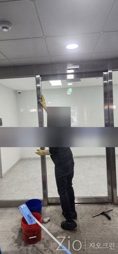 출입문 유리 청소