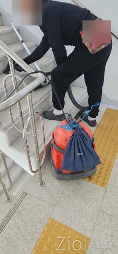 계단 청소기 먼지 제거