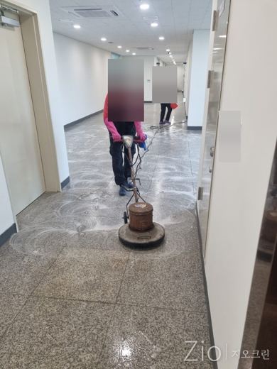 복도 바닥 기계 세척