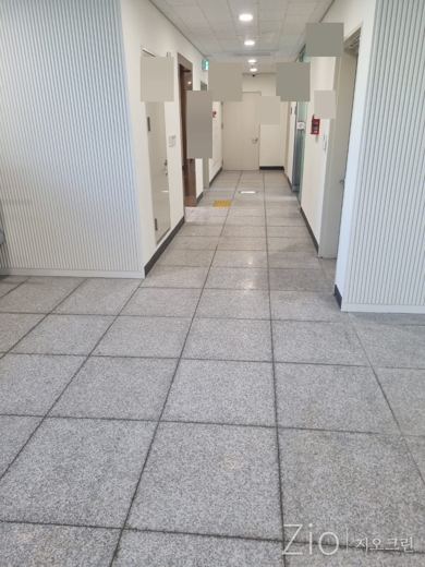 복도 바닥 청소 완료