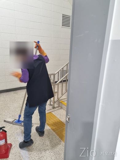 계단실 바닥 물걸레질