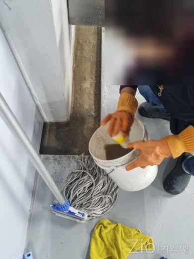 배수로 바닥 청소
