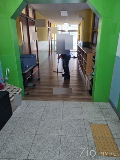 복도 마루 청소