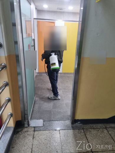 화장실 입구 소독