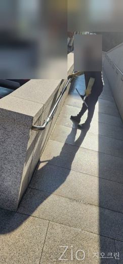 외부 경사로 난간 청소
